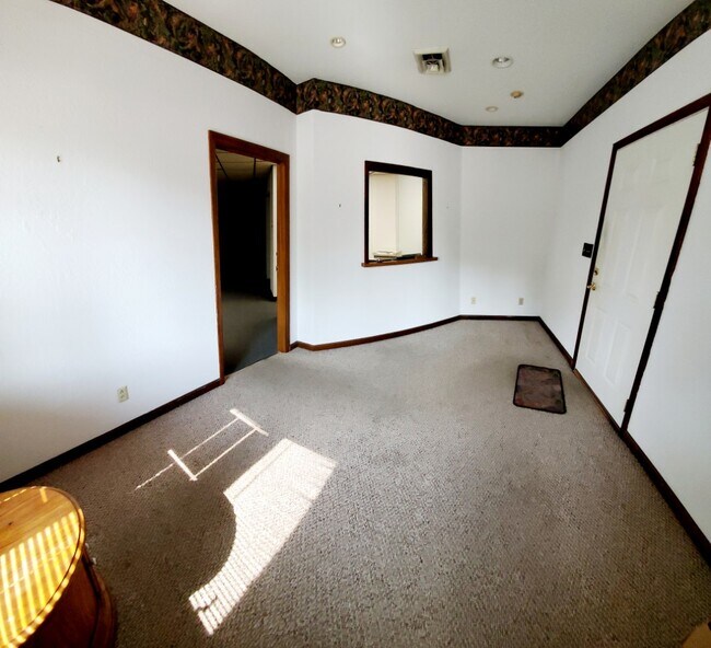 Building Photo - 900 S Hebron Ave