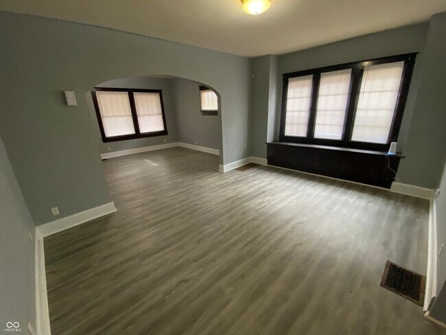 Building Photo - 434 N Gladstone Ave