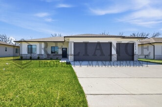 Building Photo - 731 Elmwood St