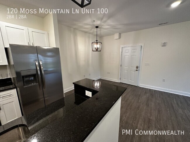 Building Photo - 2 Bed / 2 Bath Apartment (Available 5/10/24)