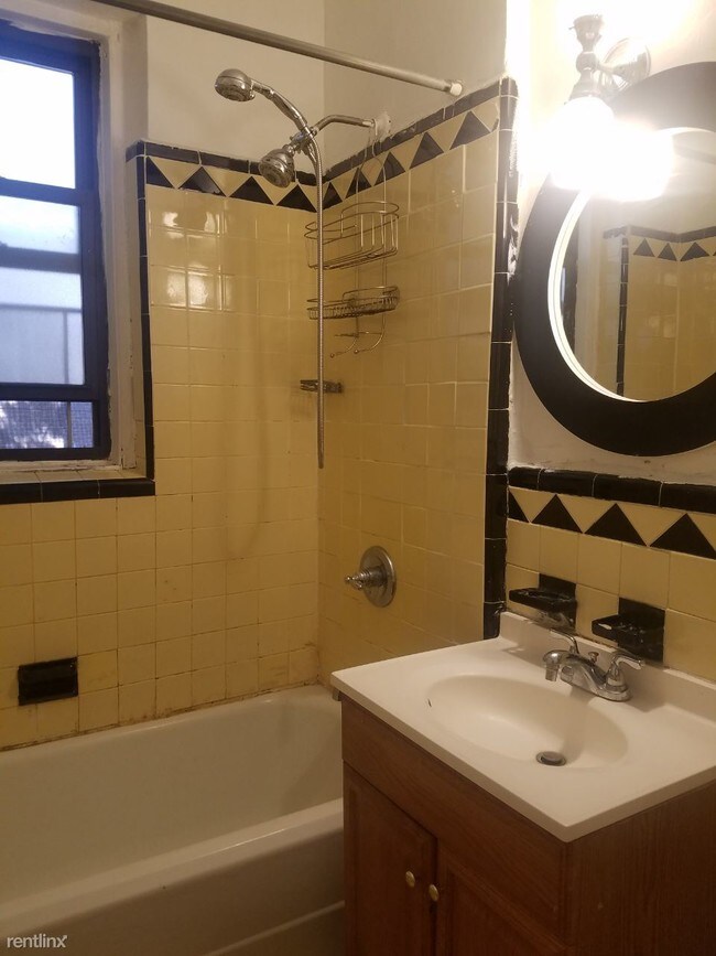 Foto del edificio - 1746 E 13th St