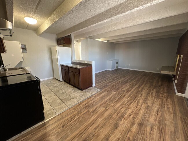Building Photo - 2 Bedroom 1 Bathroom Apartment in Aurora