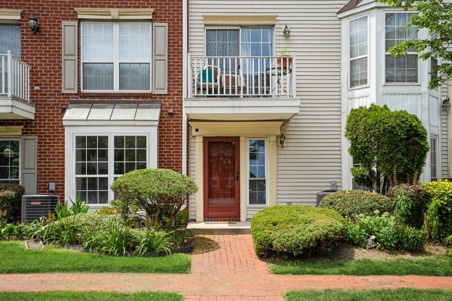 Building Photo - 16 Cypress St