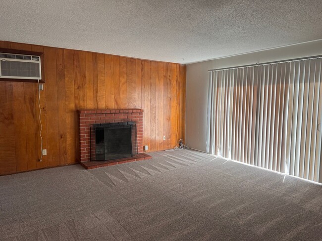 Foto del edificio - 3BR 1BA w/ 2 Car Garage + Fenced Yard in West Sacramento