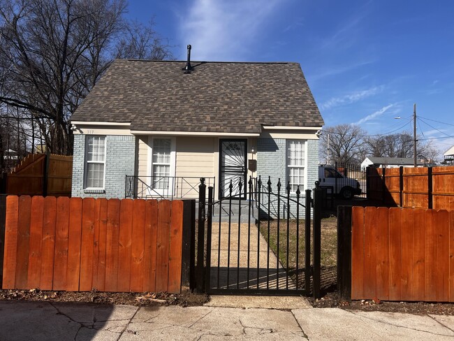 Building Photo - 317 N Manassas St