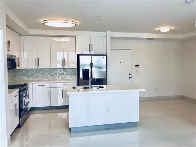 Building Photo - AVENTURA PLACE