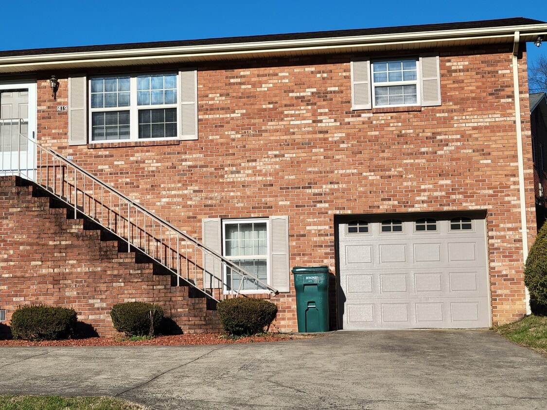 Building Photo - 419 Barker Ln