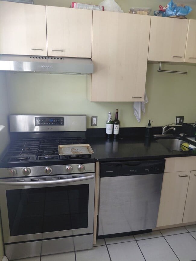 Nicely renovated 3 bed near BU for September 1! - Nicely renovated 3 bed near BU for September 1! House
