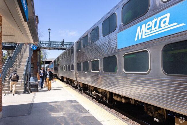 Take the Metra train from nearby Winnetka to head to downtown Chicago.