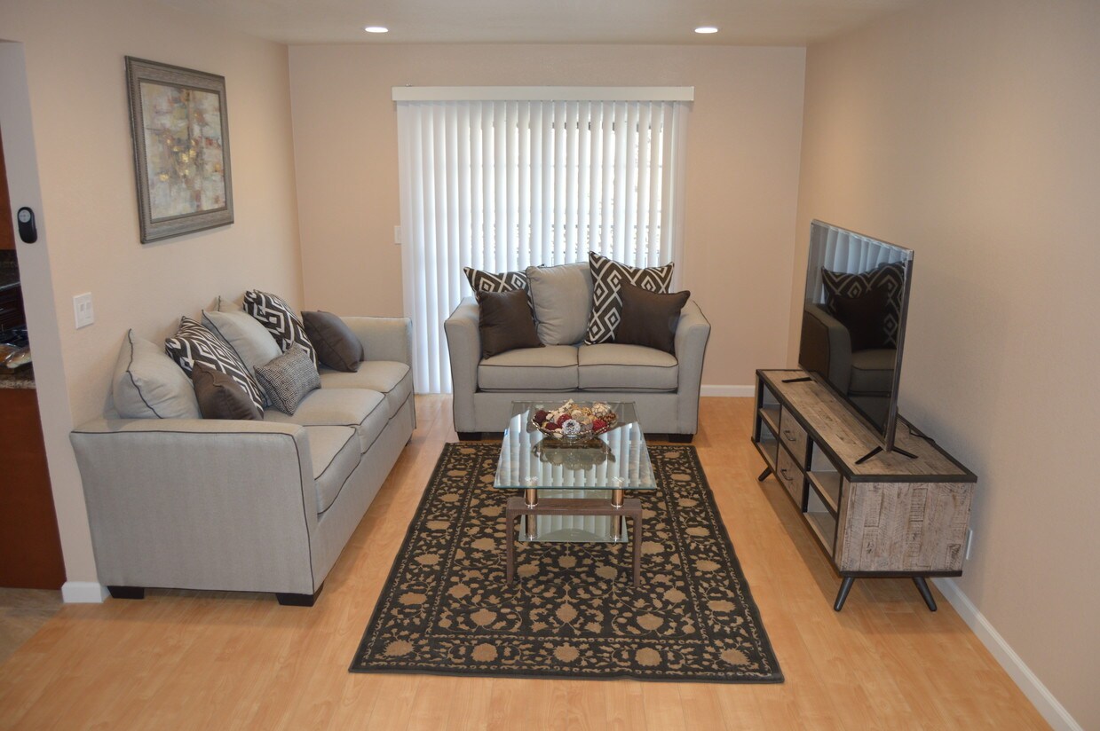 Foto principal - 5239 E Huntington Ave
