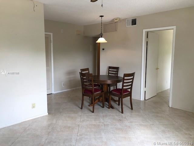 Building Photo - 4140 Woodside Dr