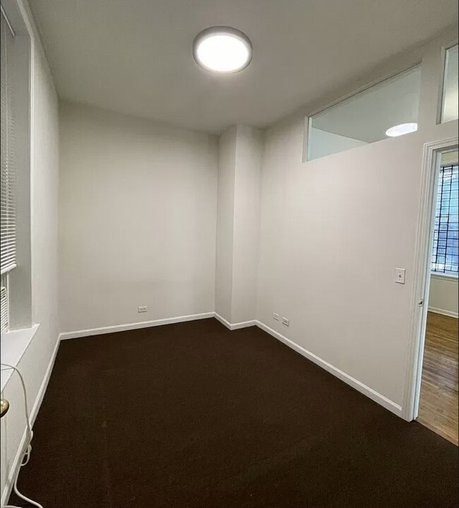 Building Photo - 1 bedroom in Chicago IL 60608