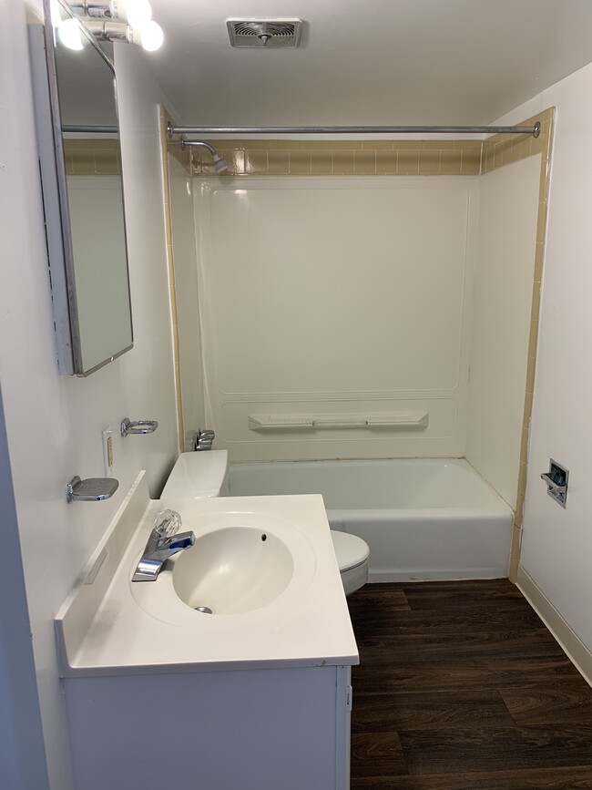 1BR - Bathroom - Church Creek Apartments