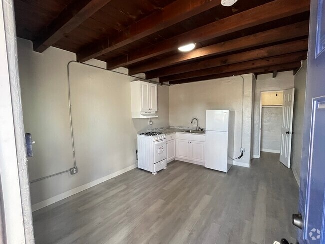 Apt. 11 Studio - 9317 Central Ave