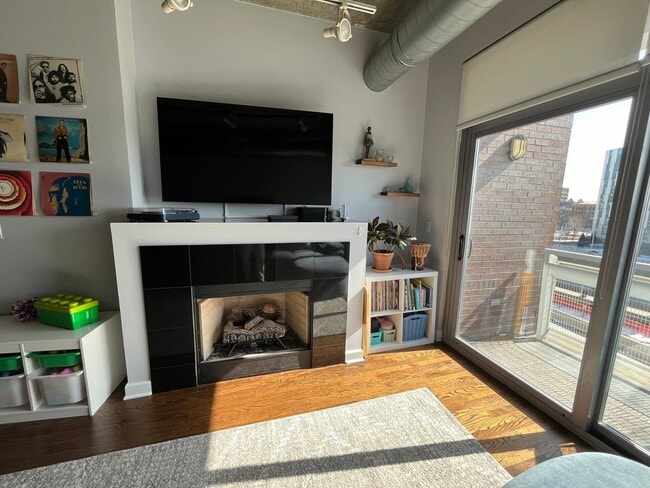 Building Photo - 933 W Van Buren St