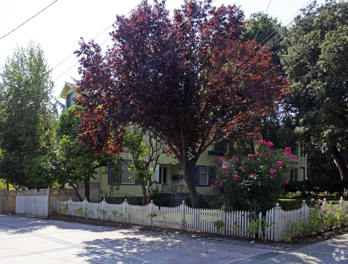 Primary Photo - 220 Los Gatos