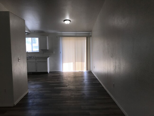 Building Photo - Remodled Duplex