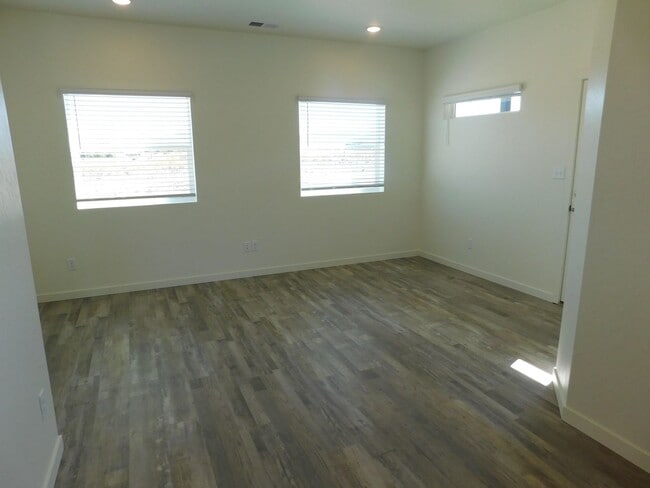 Foto del edificio - WALKING DISTANCE TO COMMUNITY