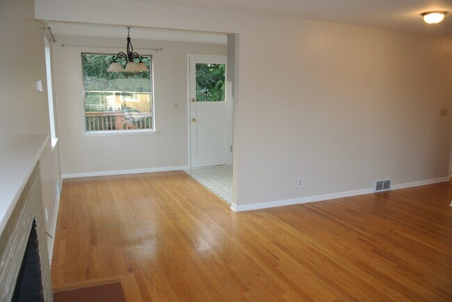 Building Photo - Adorable 3-Bedroom House Near University V...