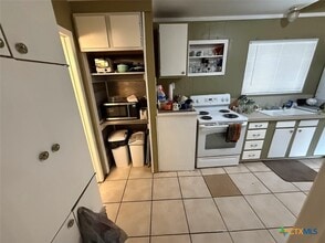 Building Photo - 827 Contour Dr