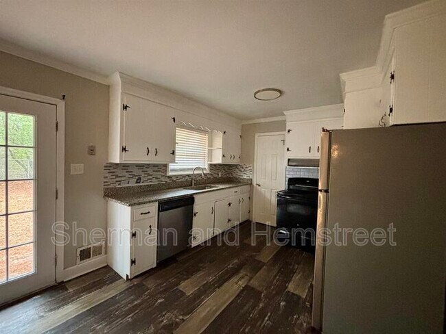 Building Photo - 2817 Meadowbrook Dr