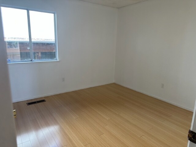 Bedroom 2 - 5001 Lakeview Cir