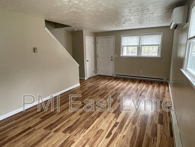 Foto del edificio - 12 Cedar Ln