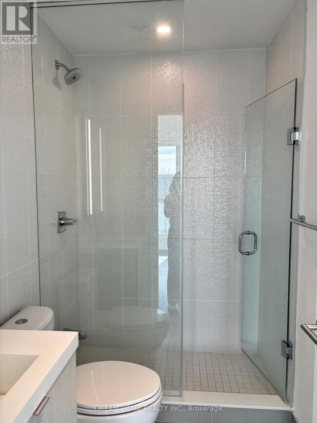 Building Photo - 585 Bloor St E