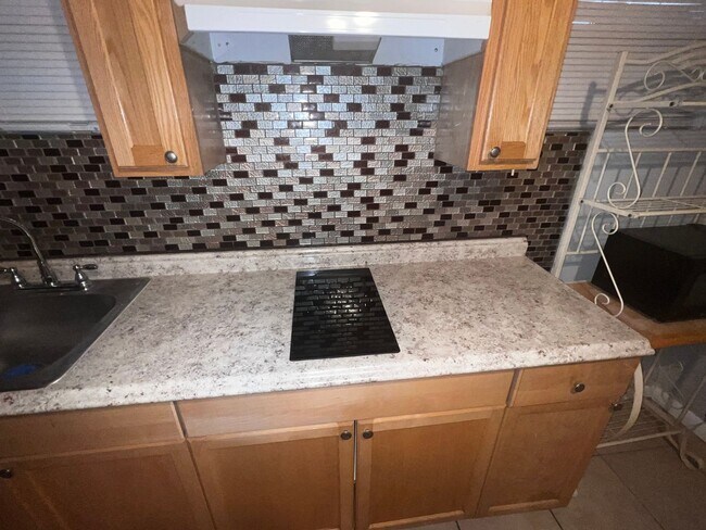 Building Photo - Studio