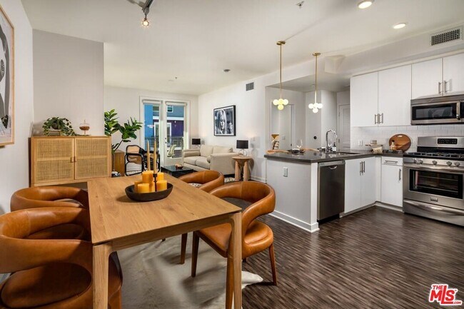 Building Photo - 1120 W 6th St