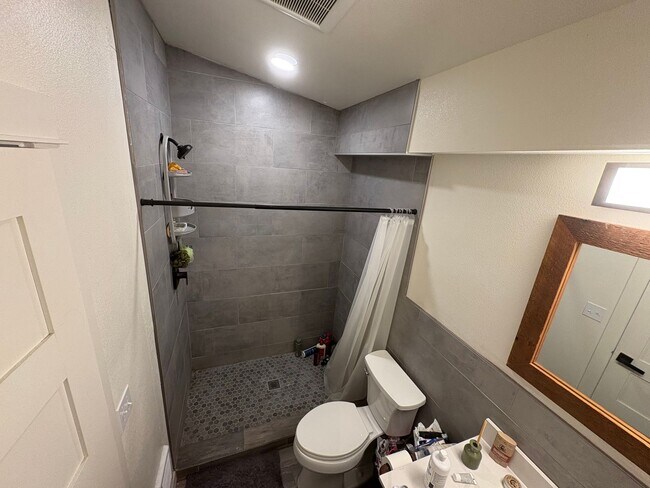 Foto del edificio - 216 E 7th St