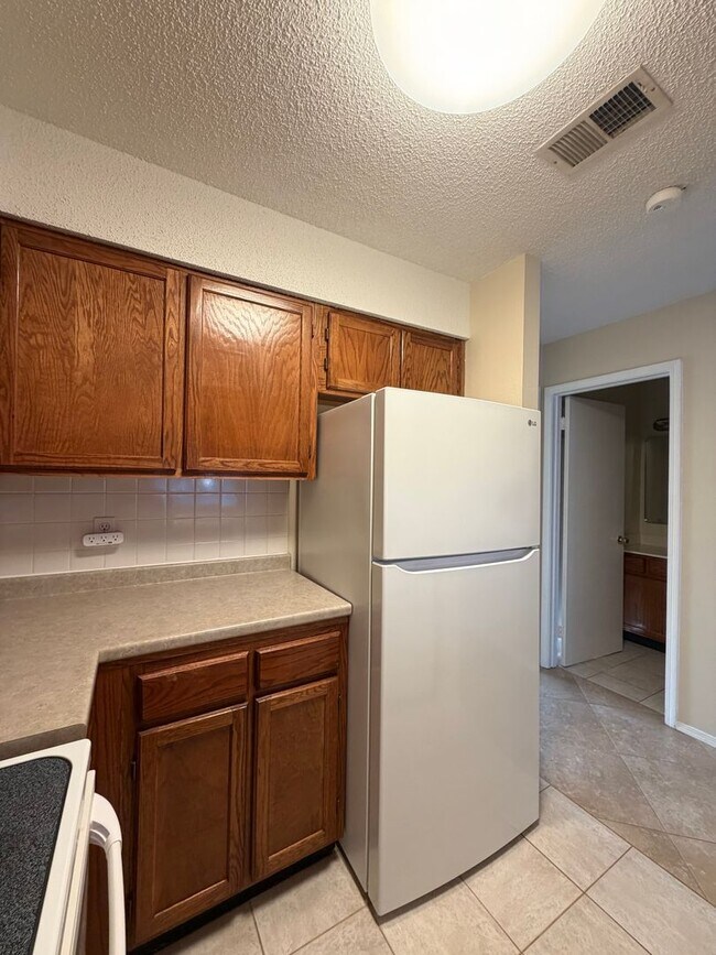 Building Photo - Walking distance to the beach!