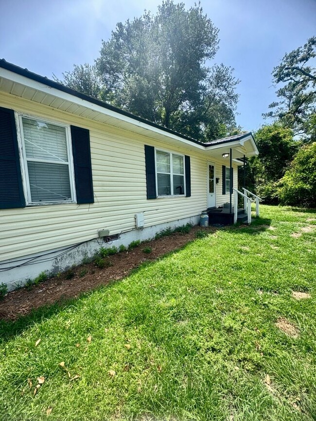 Building Photo - 3 Bed/1 Bath House