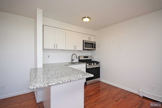 Building Photo - 242 Main St