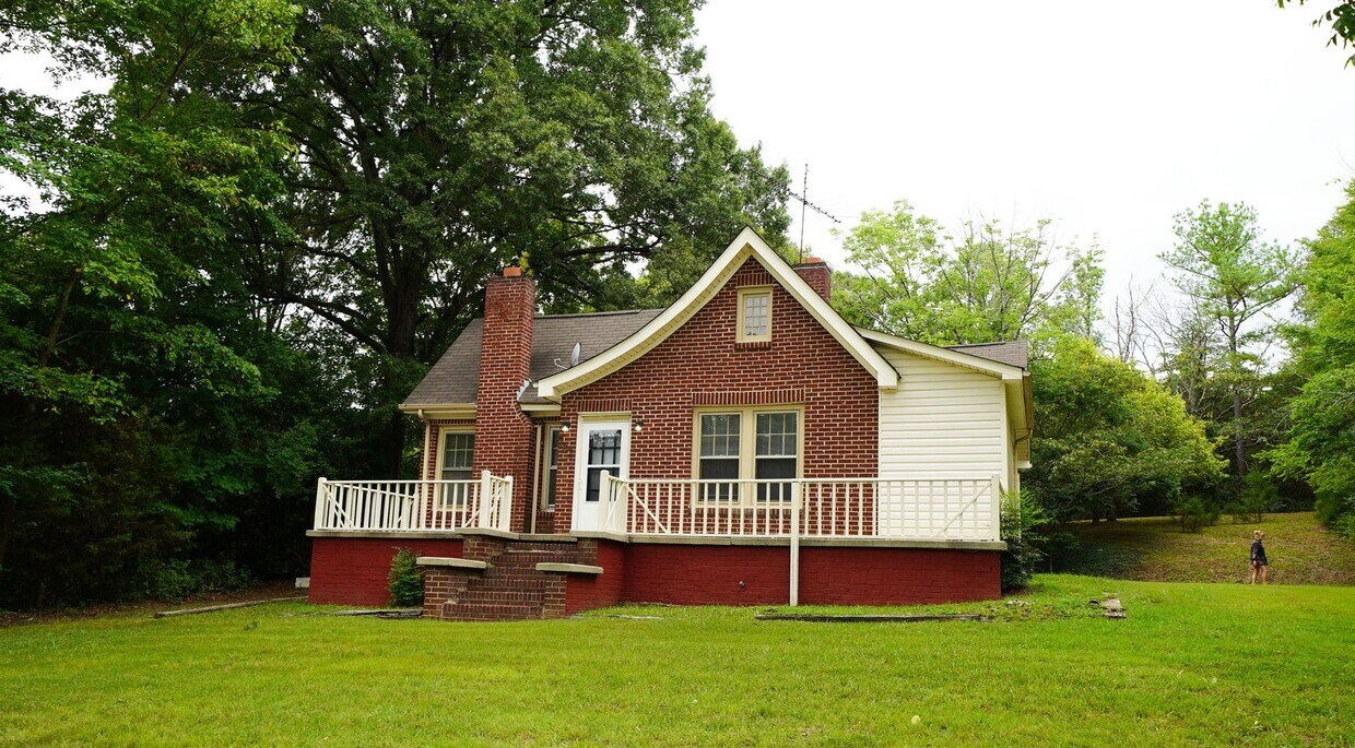 Foto principal - 3 bed 2 bath Updated Bungalow - Private ba...