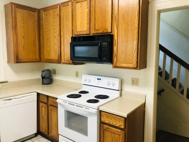 Foto del edificio - Large House w/ off-street parking & 3 BATHROOMS!