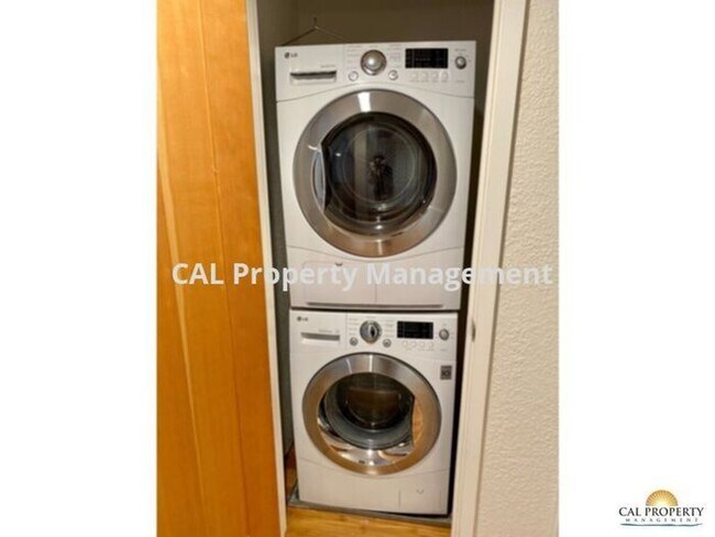 Foto del edificio - Stunning 2 Bed/2 Bath Condo Located in Mon...