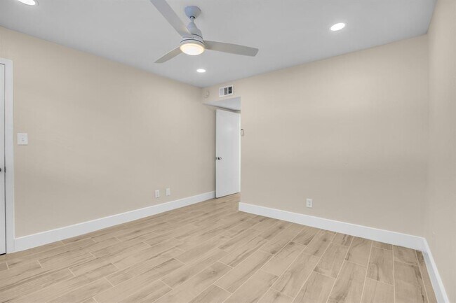 Building Photo - 6202 Skyline Dr