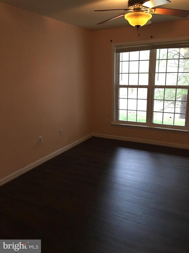 Building Photo - 1087 Hillside Lake Terrace