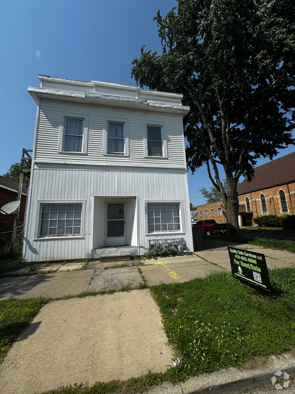 Building Photo - 1002 Prouty Ave