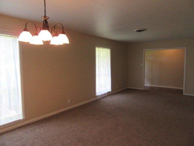 Building Photo - 1715 Woodland Dr