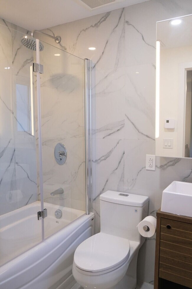 Building Photo - 1755 R. Saint-Denis