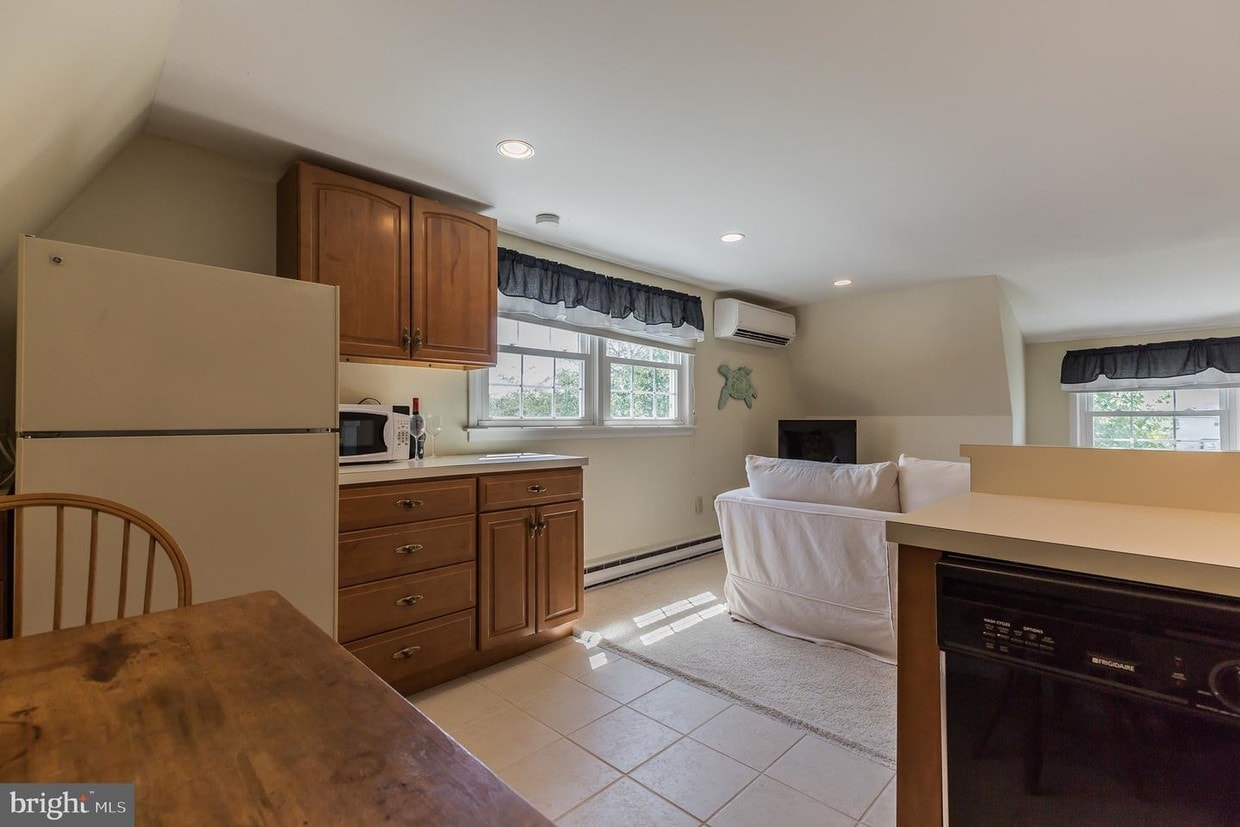 Primary Photo - 215 Clipper Dr