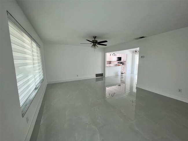 Foto del edificio - 8441 NW 18th St