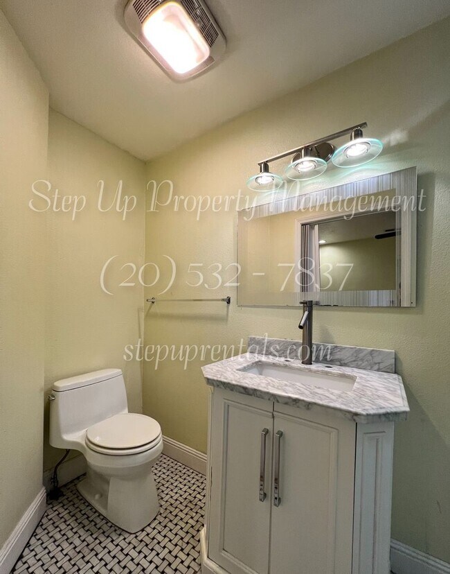 Building Photo - 2 Bedroom 2 Bath Home Walking Distance To ...