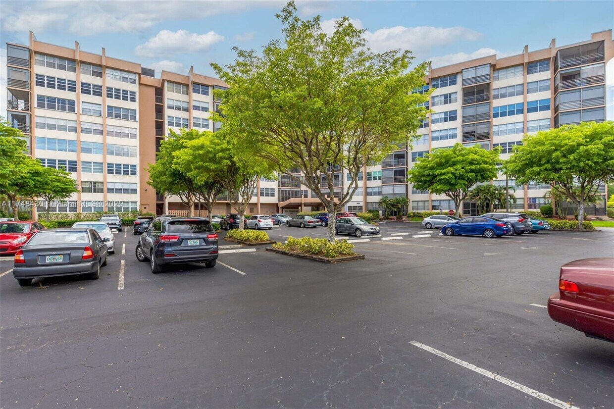 Primary Photo - 1100 St Charles Pl