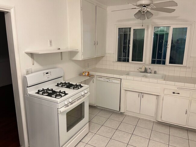 Kitchen - 1078 S Mansfield Ave