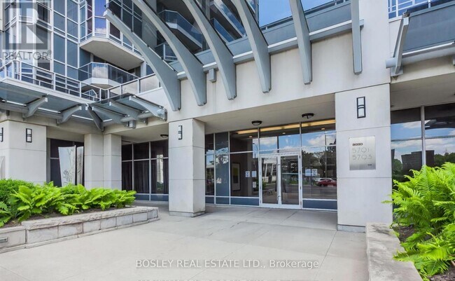 Photo du bâtiment - 5793 Yonge St