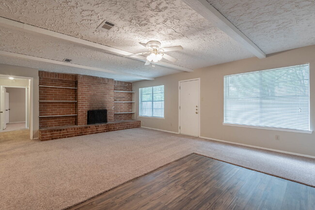 Building Photo - 6015 Knotty Post Ln