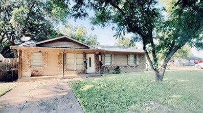 Building Photo - 1115 Casa Dr